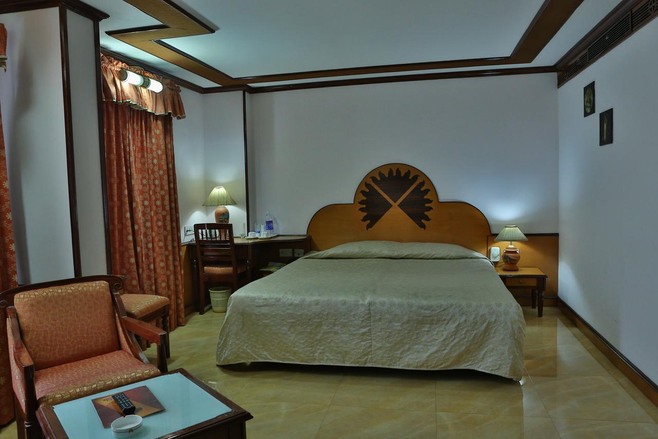 The Surya, Cochin Hotel Angamali Buitenkant foto