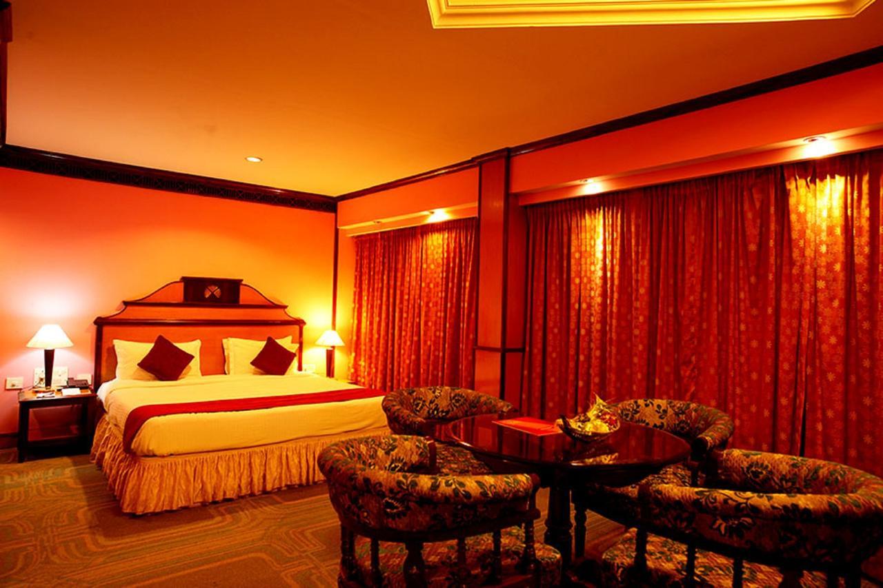 The Surya, Cochin Hotel Angamali Buitenkant foto