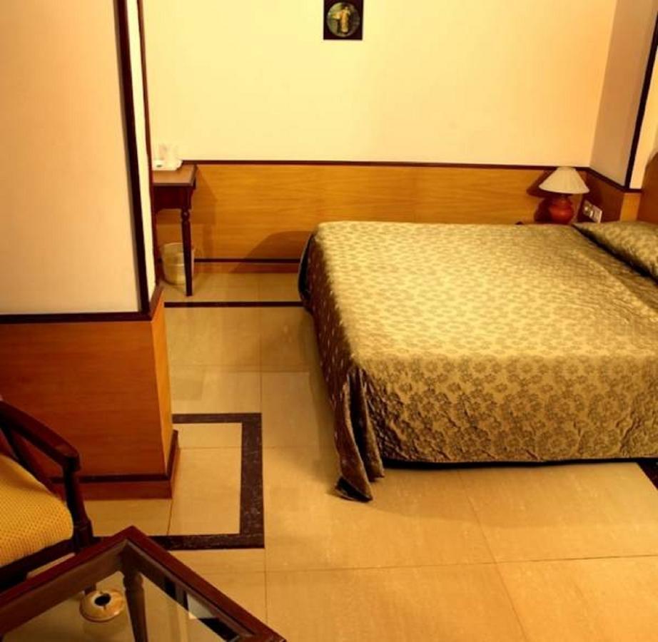 The Surya, Cochin Hotel Angamali Buitenkant foto