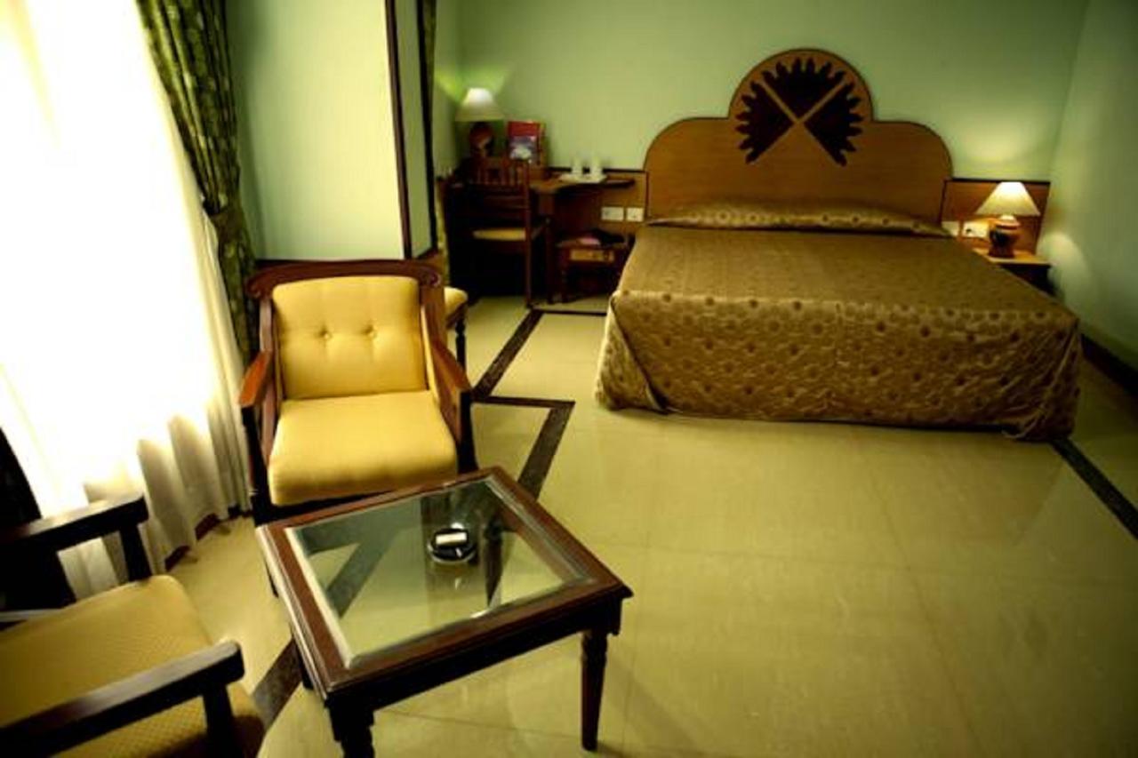 The Surya, Cochin Hotel Angamali Buitenkant foto