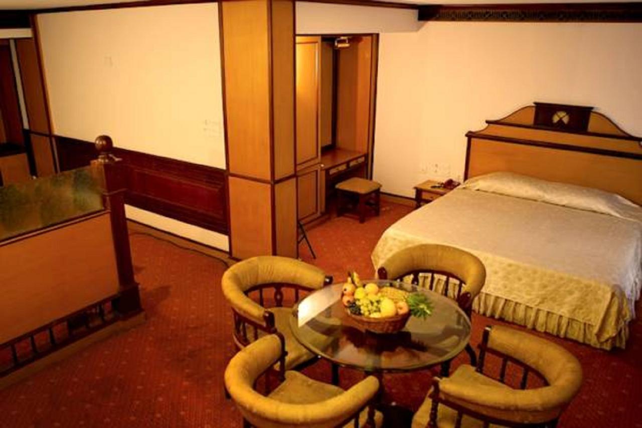 The Surya, Cochin Hotel Angamali Buitenkant foto