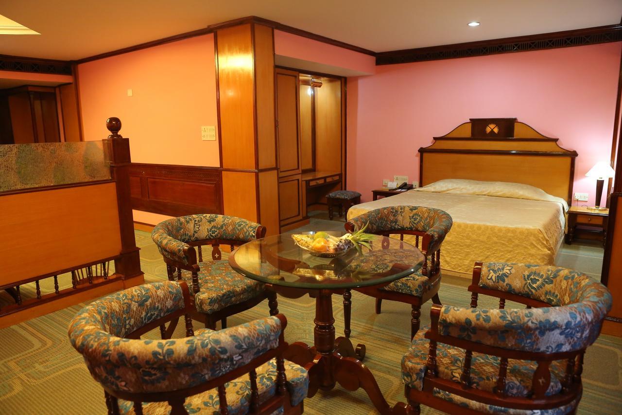 The Surya, Cochin Hotel Angamali Buitenkant foto