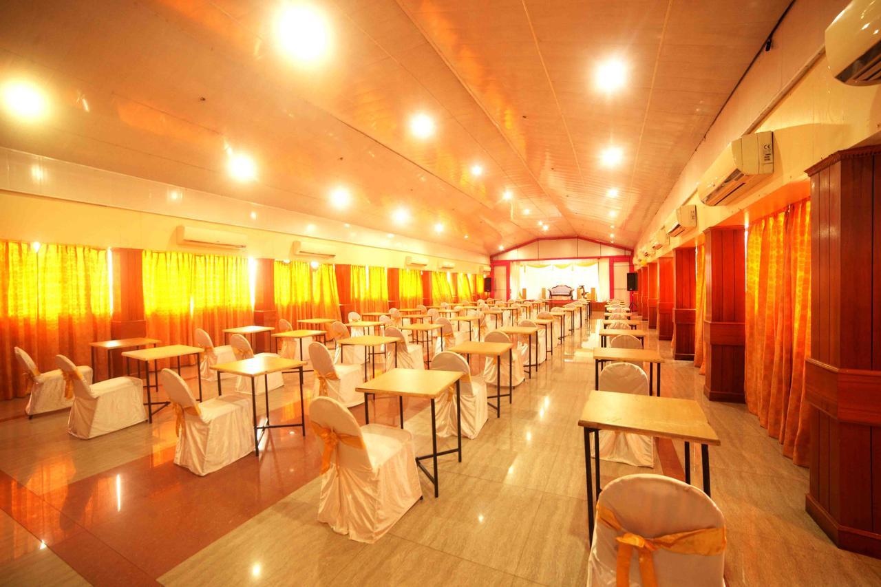 The Surya, Cochin Hotel Angamali Buitenkant foto