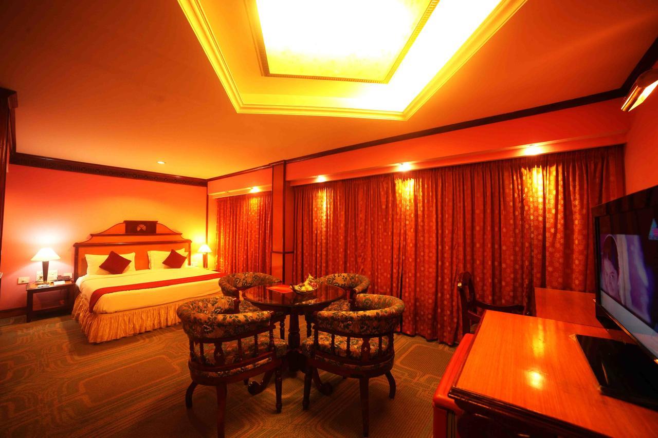 The Surya, Cochin Hotel Angamali Buitenkant foto