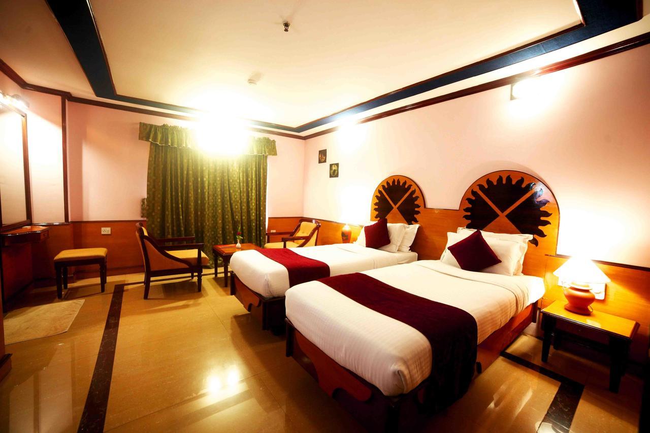 The Surya, Cochin Hotel Angamali Buitenkant foto