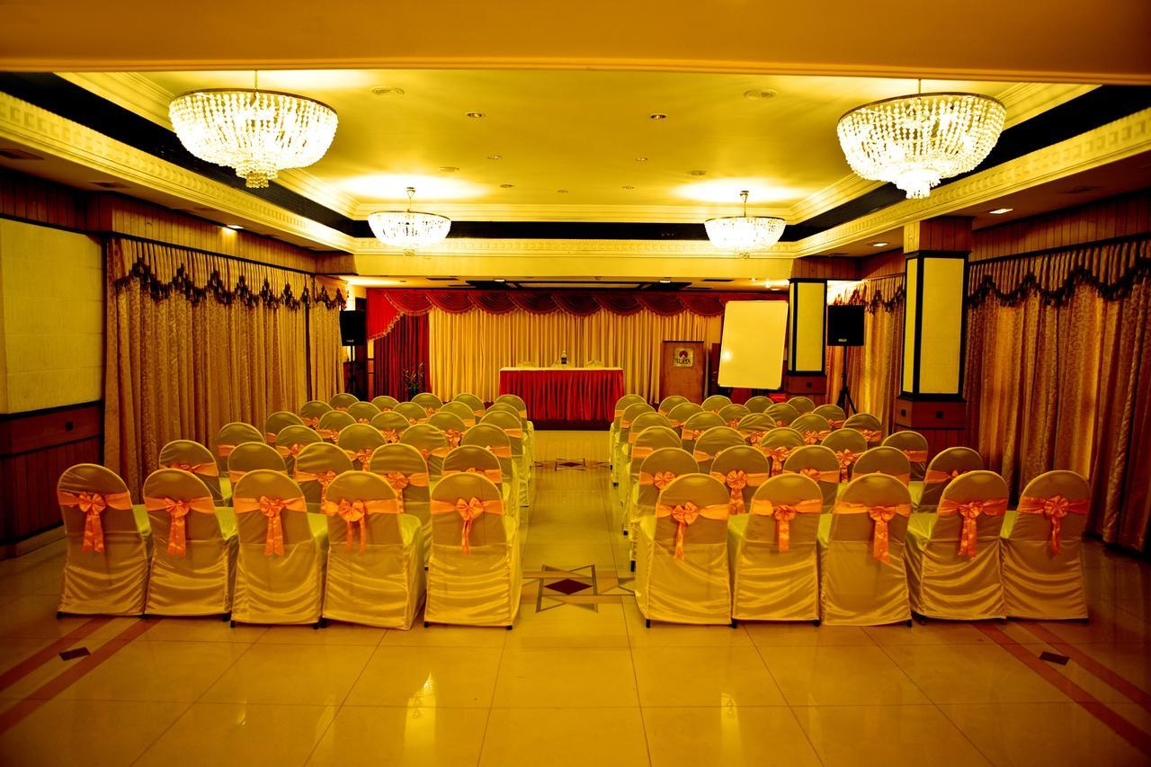 The Surya, Cochin Hotel Angamali Buitenkant foto